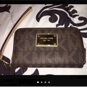 michael kors wristlet wallet